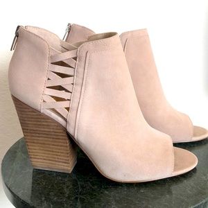 🌻Vince Camuto s10 light tan shoe